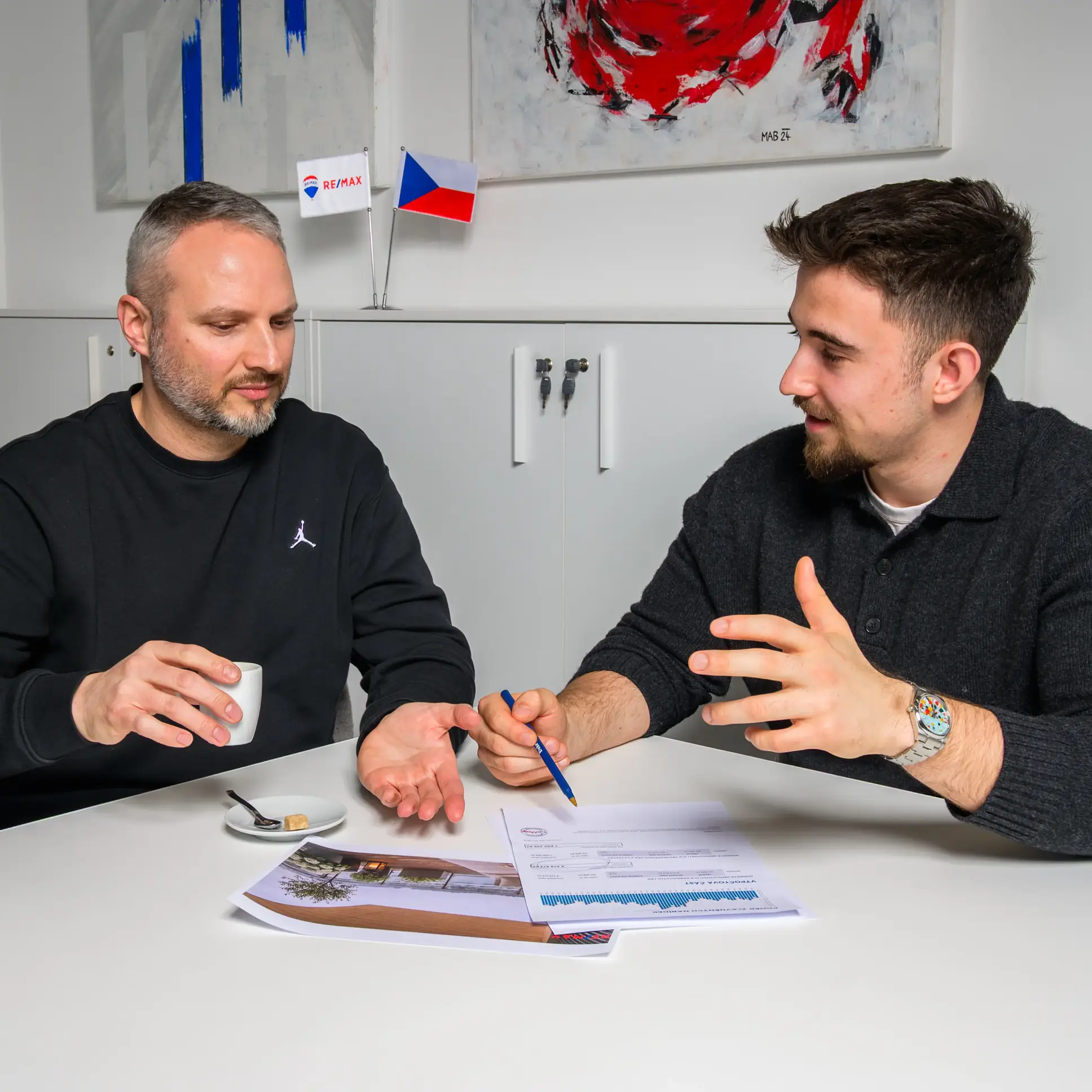 Filip Beránek a klient sedící u stolu