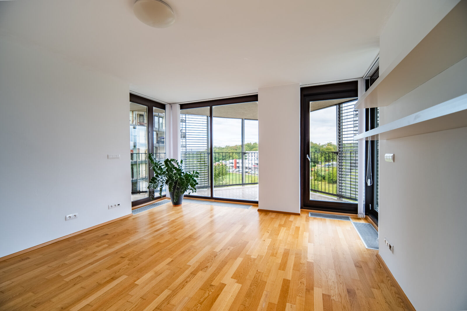 Náhledová fotka nemovitosti – Pronájem 1+kk, 44 m² s parkováním- Žižkov